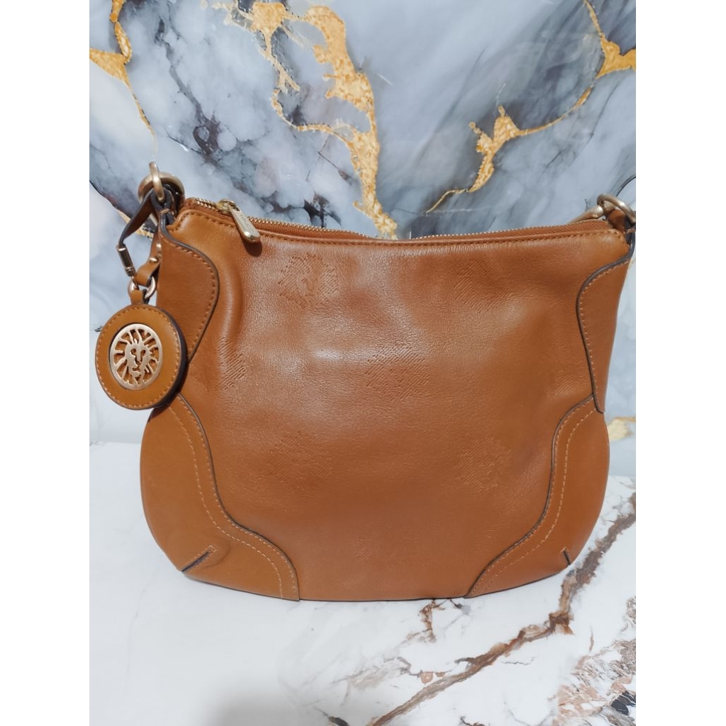 Anne Klein Kepala Singa