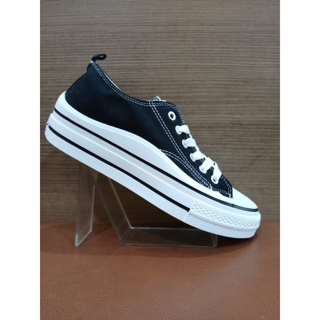 Sepatu Sekolah Wanita Dewasa Frank N Nat 639 Hitam/Putih