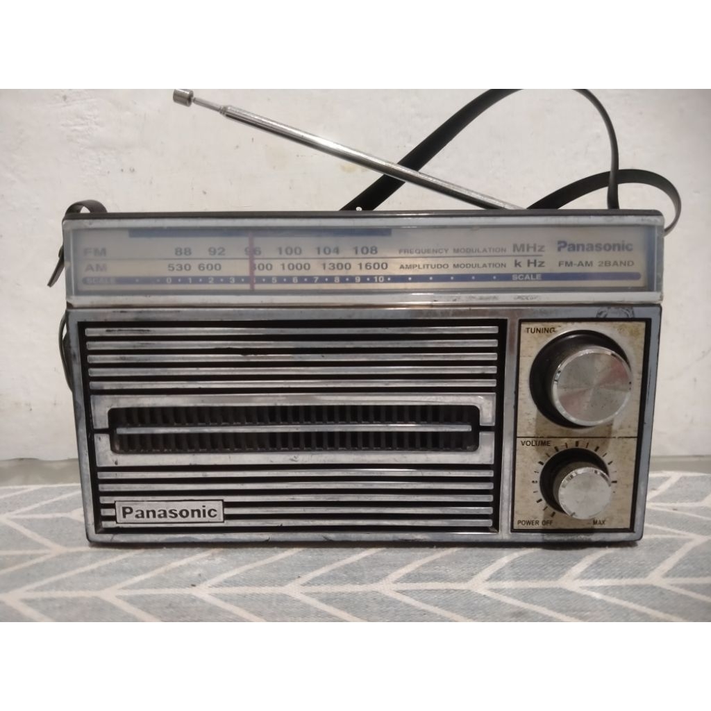 Radio Panasonic RF-5250 nyala normal