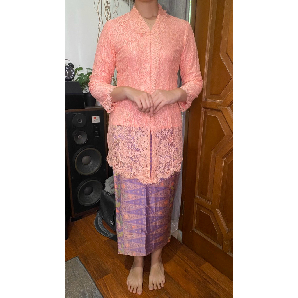 kebaya warna peach model jawa