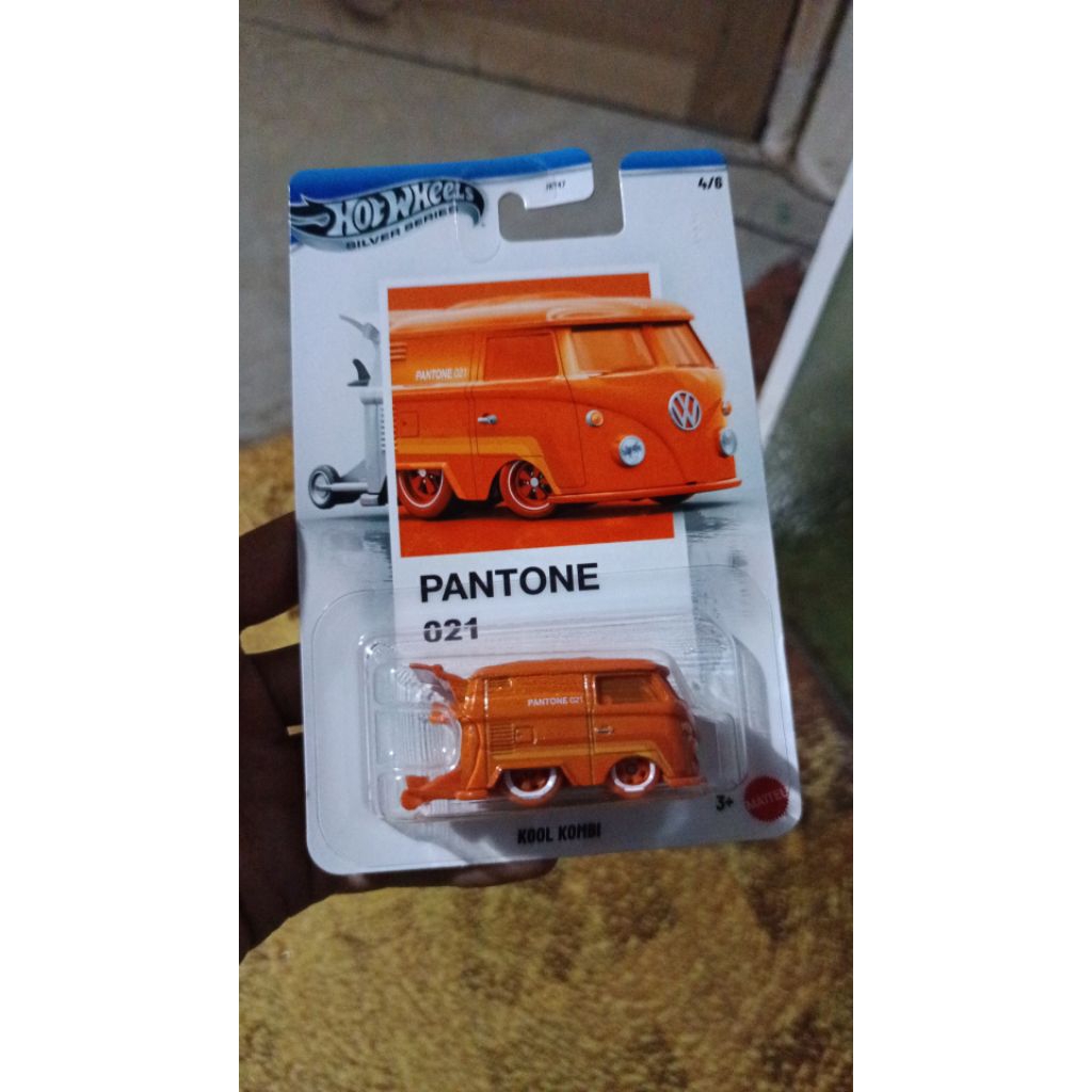 hot wheels cool kombi pantone