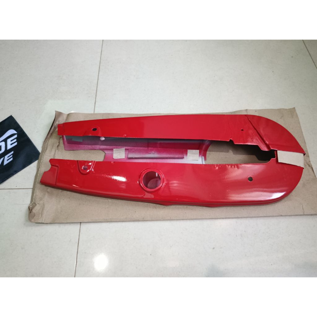 Ketengkas Tutup Rantai Honda C70 C700 C800 Shock Pendek Merah