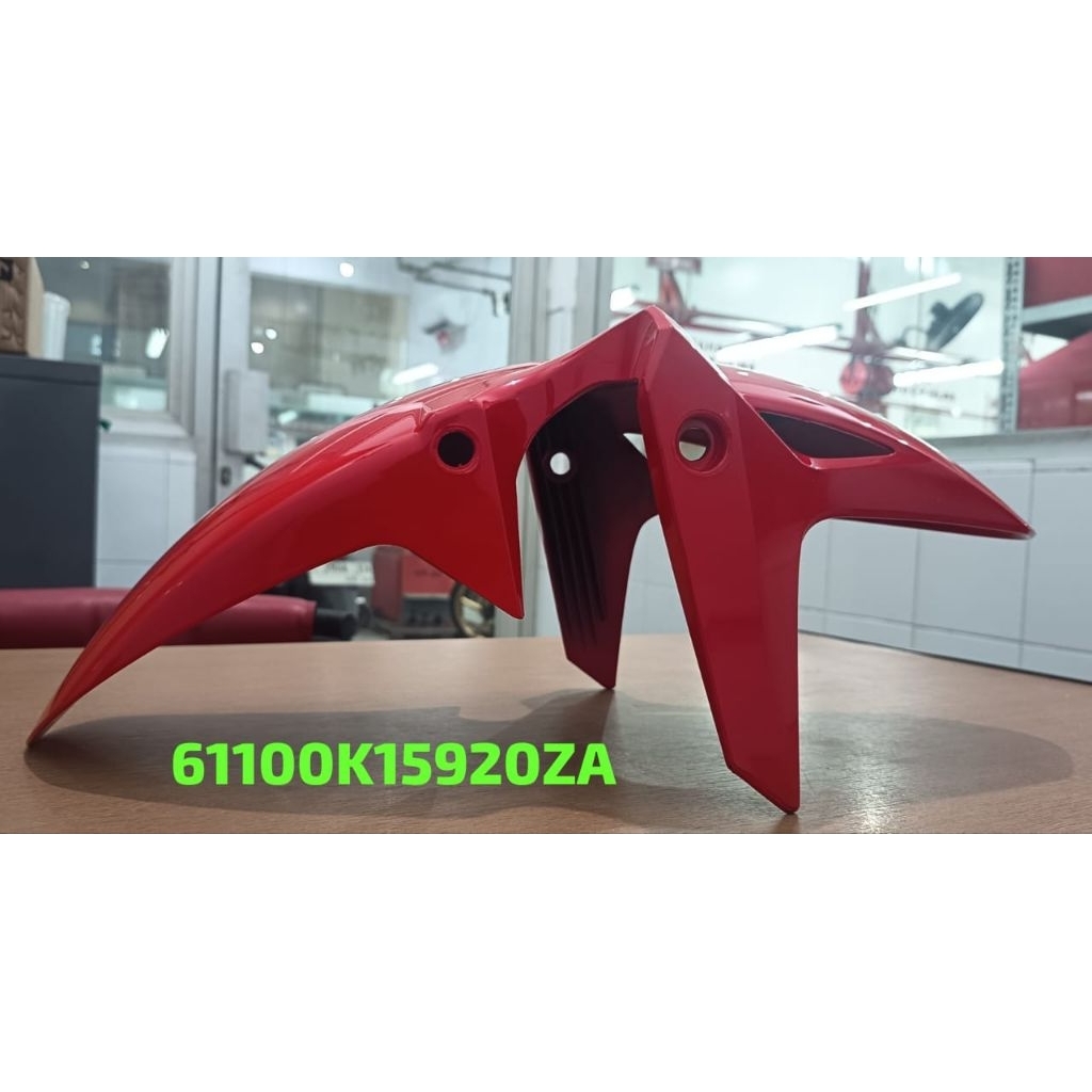 Spakbor Depan Merah – Honda New CB150R StreetFire (2015–2018) | 61100K15 920ZA