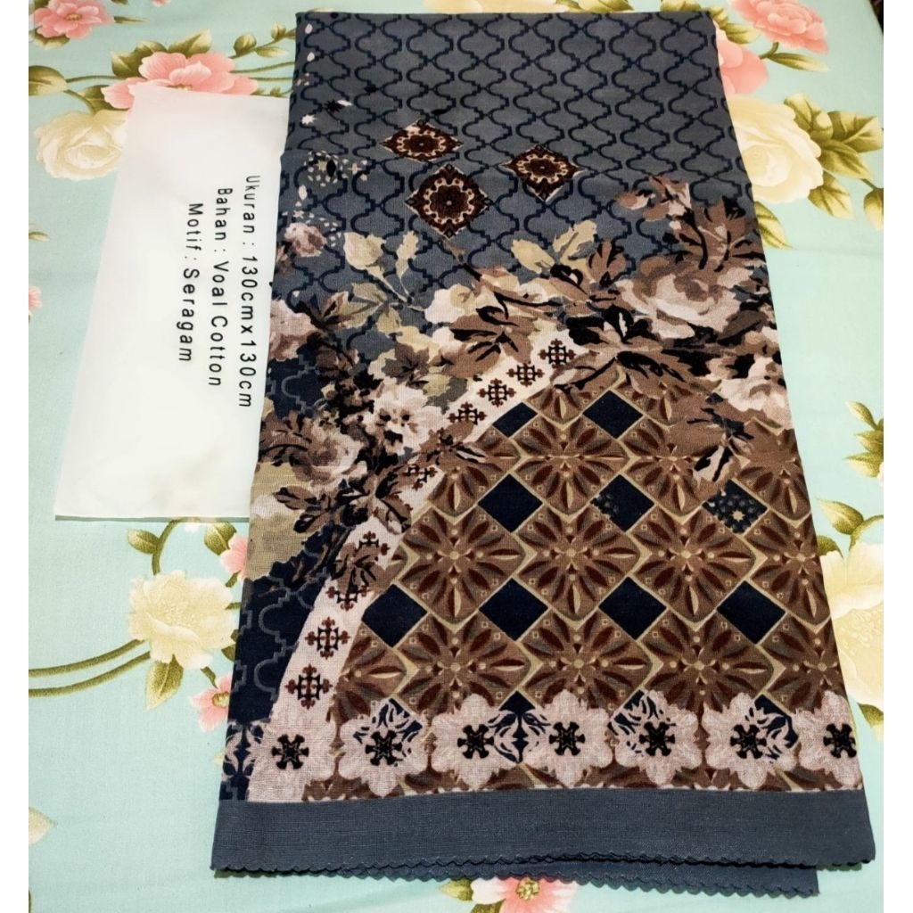 Hijab segiempat syar'i motif bunga warna abu-abu