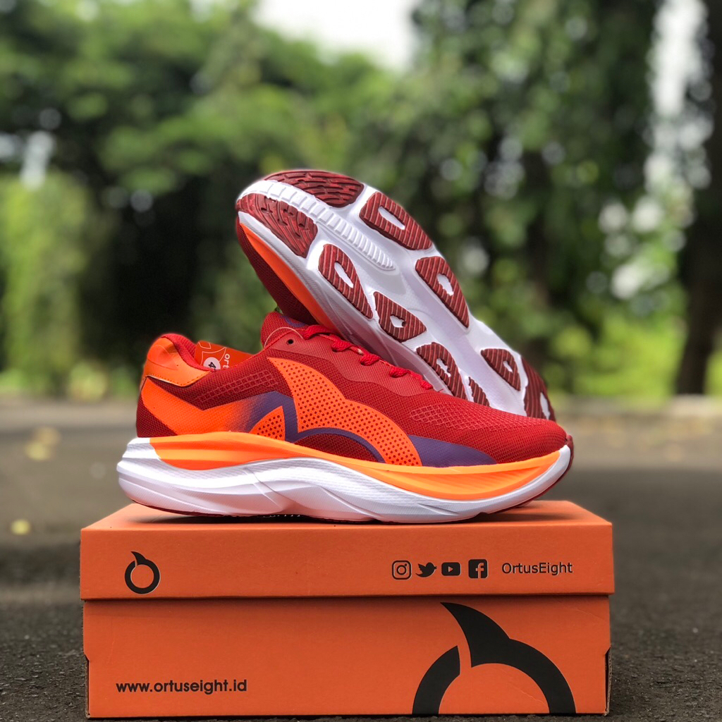 sepatu pria merah maroon running dan olahraga
