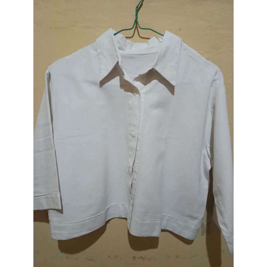Kemeja putih crop