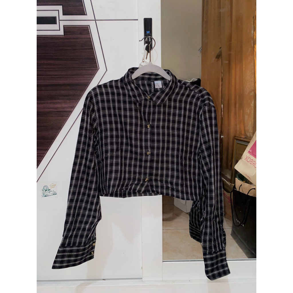 preloved kemeja crop lengan panjang hnm