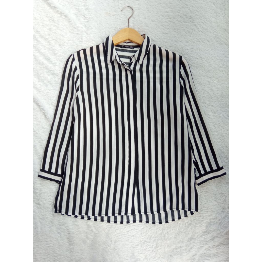 Kemeja Stradivarius Stripe Salur Hitam Putih