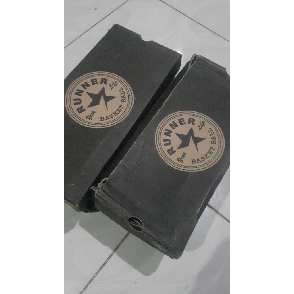 Sepatu RUNNER Hitam Putih