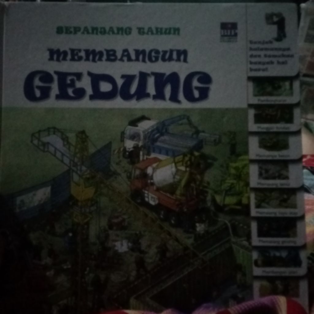 sepanjang tahun membangun gedung pesanan