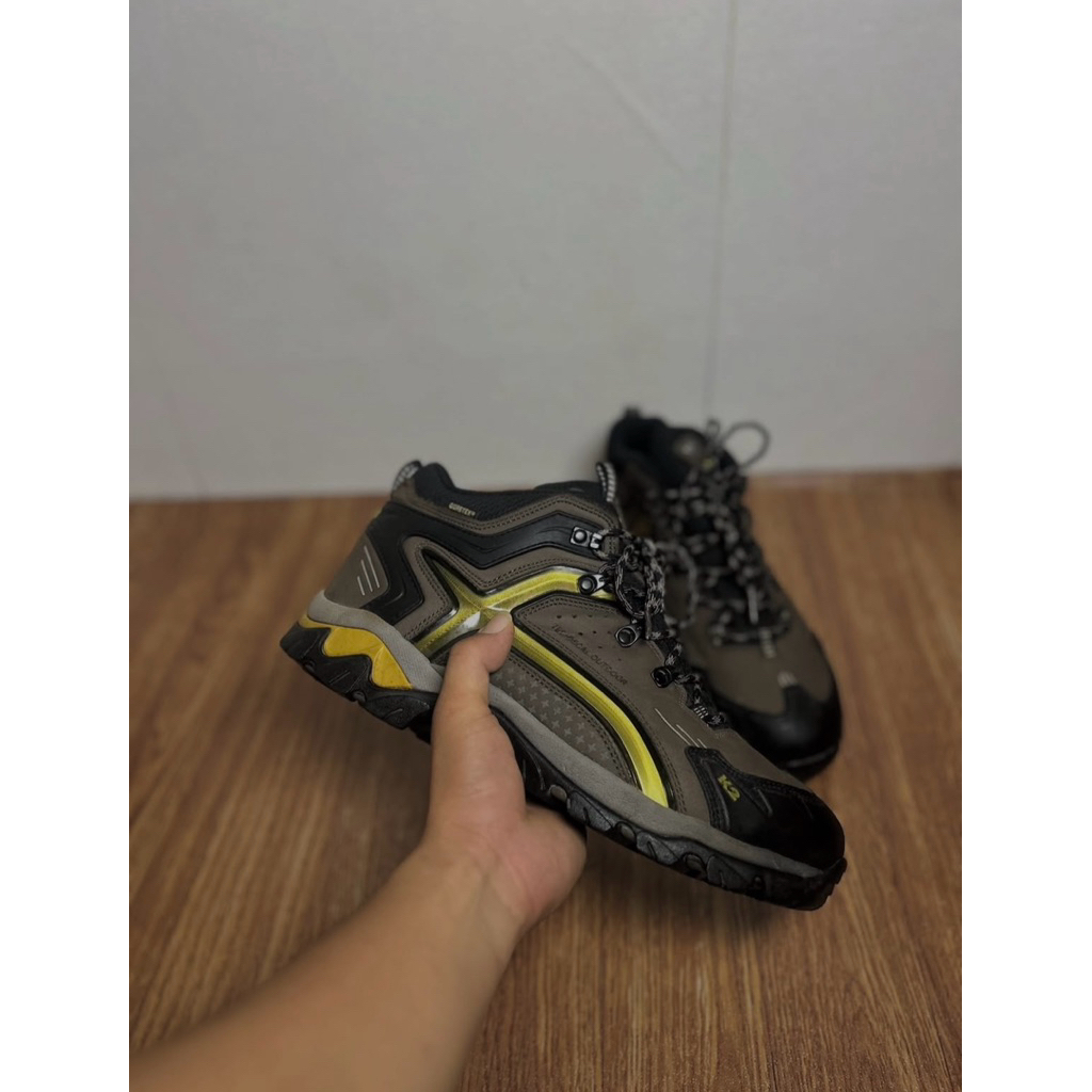 Sepatu gunung second k2
