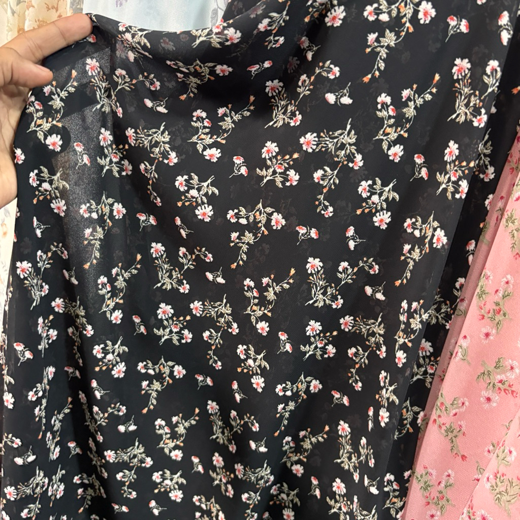 Kain Sifon Ceruty Motif Bunga Mini hitam – Kain Motif Bunga Halus & Adem mnd