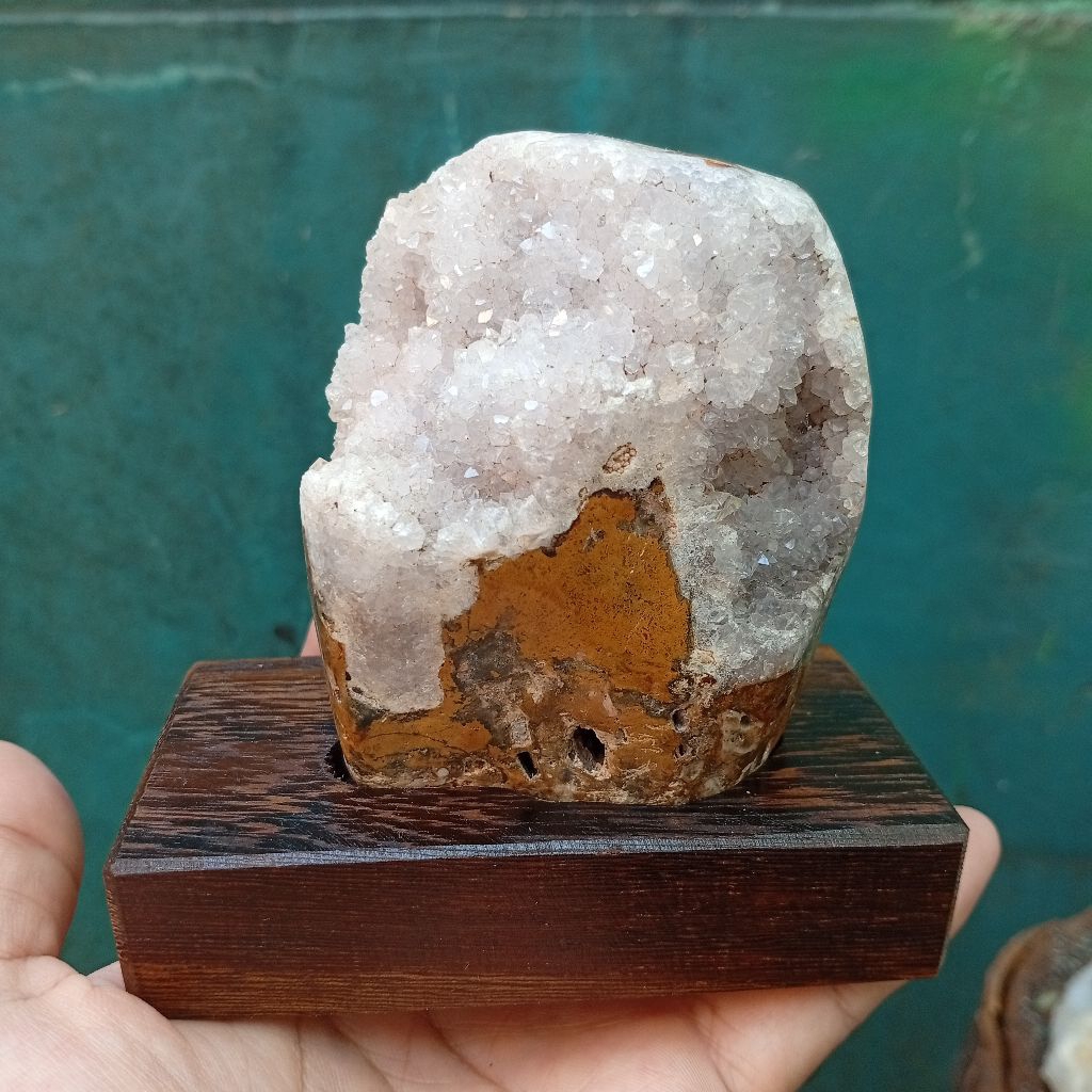 pajangan batu kristal druzy unik tatakan kayu johar