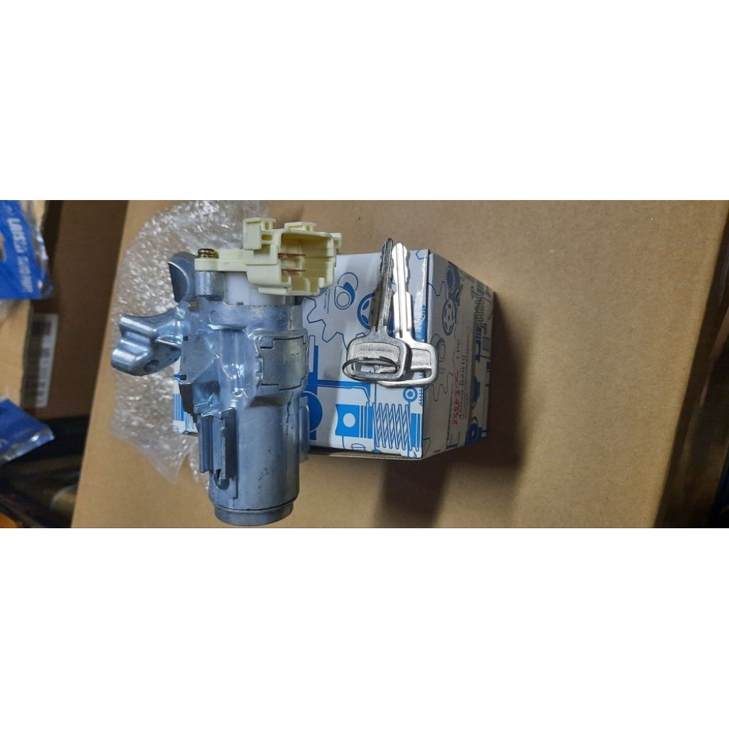 Kunci kontak mobil avanza