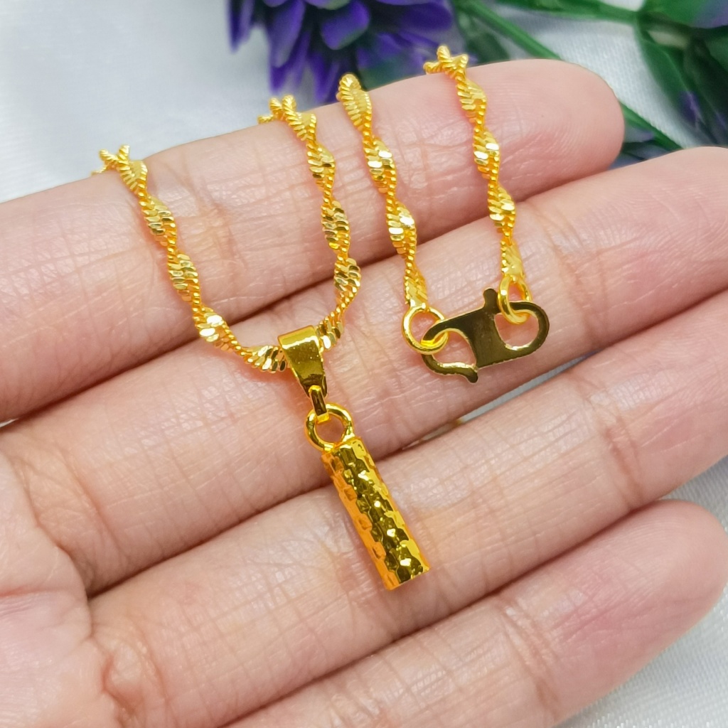 Ini adalah kalung baru, berbentuk seperti batangan emas kecil, dibuat di Hong Kong dan dilapisi deng