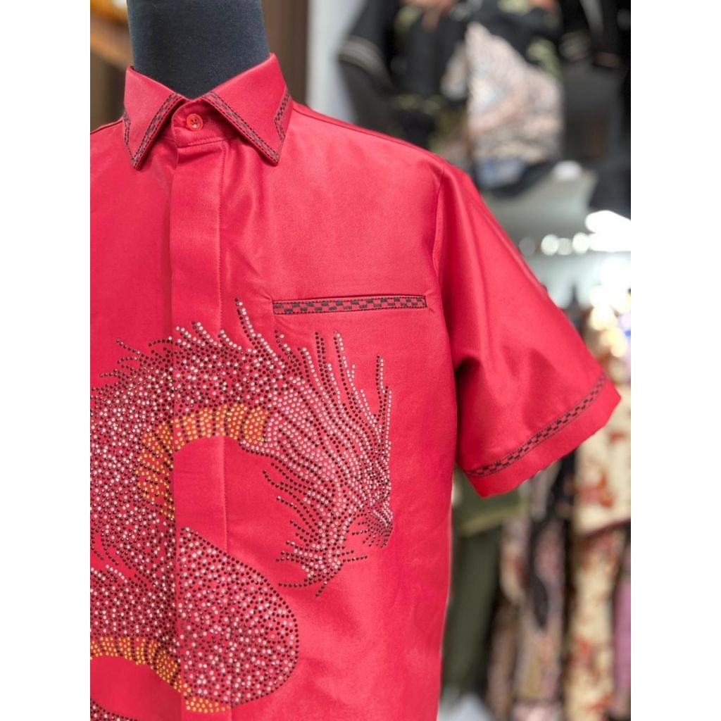 KEMEJA SWAROVSKY LENGAN PENDEK MOTIF NAGA MERAH