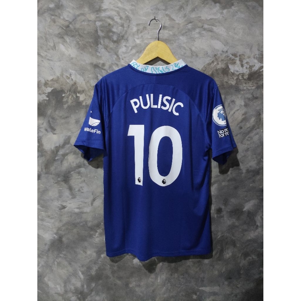 jersey kandang Chelsea FC dari musim 2022-2023, menampilkan nama pemain Amerika Christian Pulisic da
