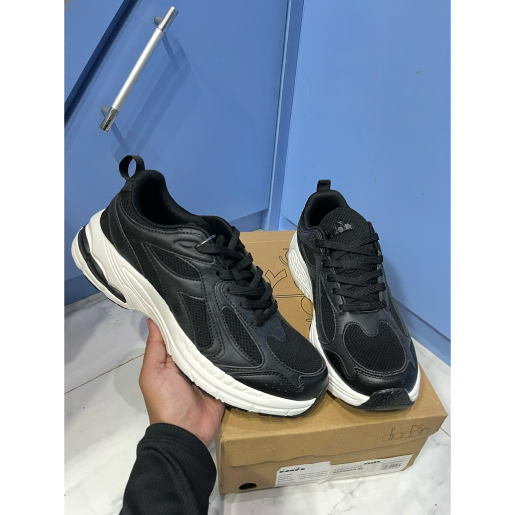 Sepatu Diadora men hitam mix putih ukuran 42 sale 70% (KARNISIUS BLACK)