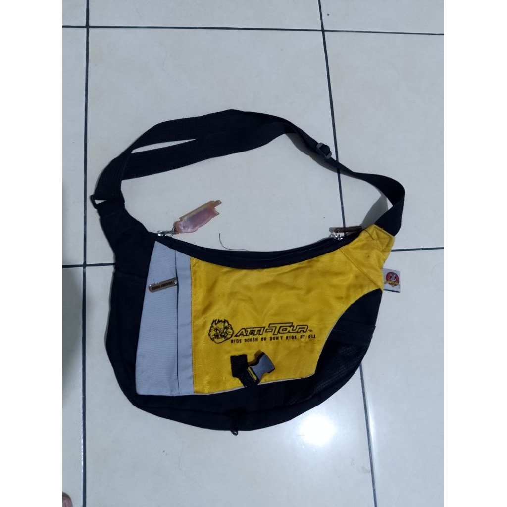 Tas slempang gambar Tazmania merk looney tunes minus second