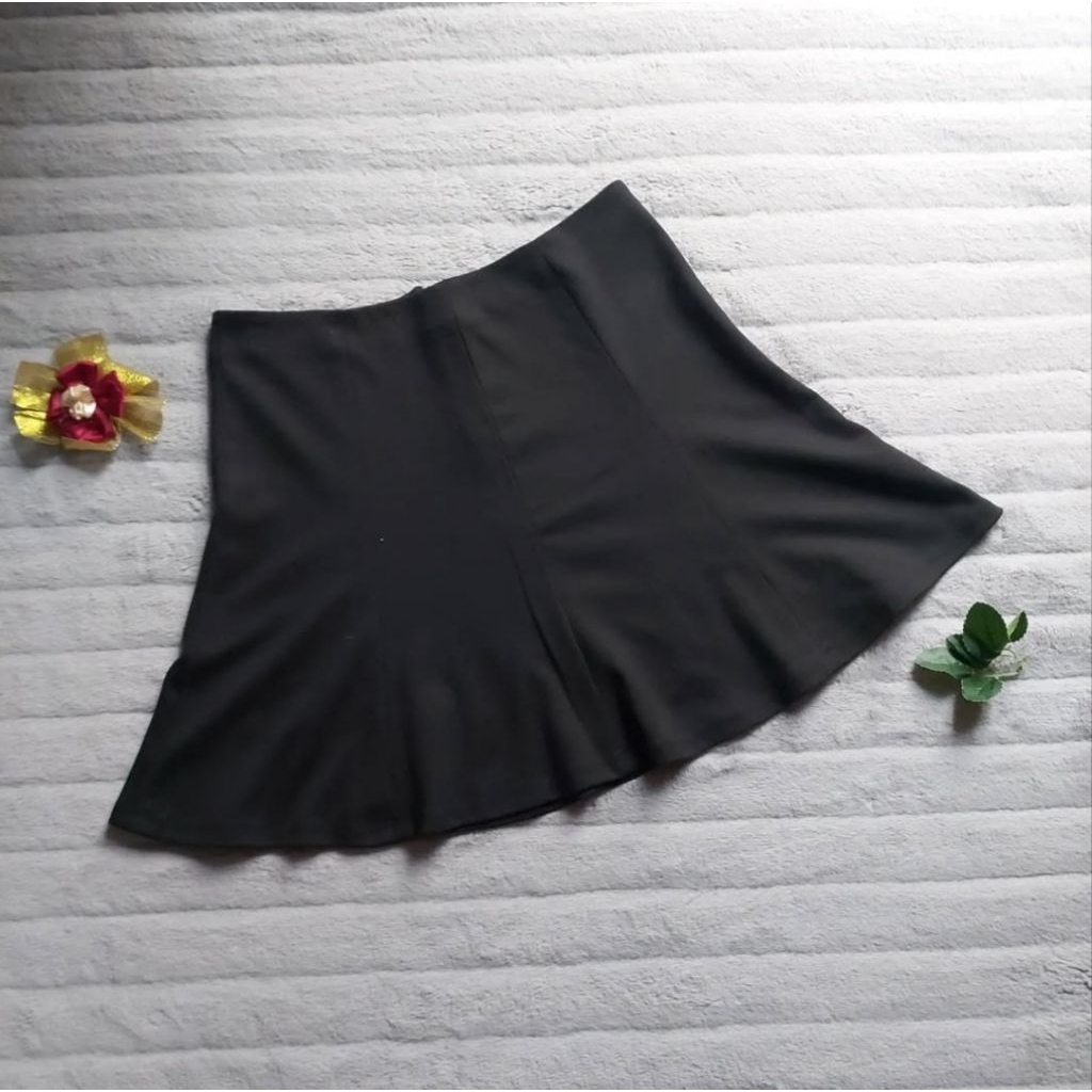 Mini Skirt / Rok Mini Polos Warna Hitam The Executive Elegan