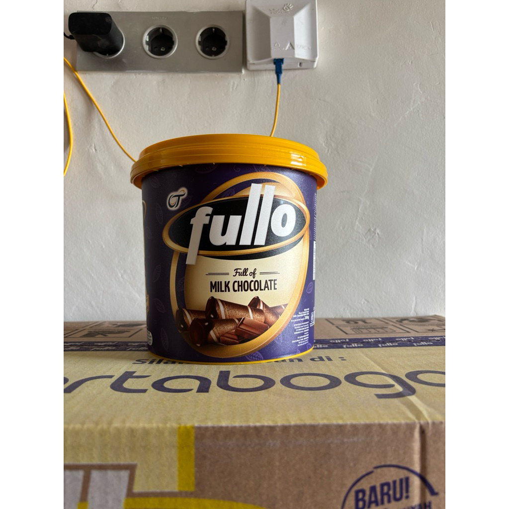 Wafer / kue kaleng / toples Fullo Roll Milky Chocolate 200gr