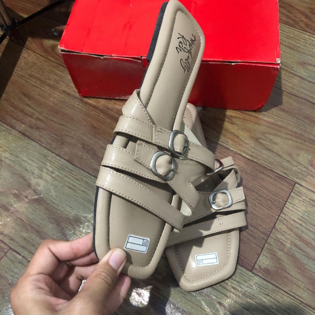 Sendal Hopefully Rich Flat Korean