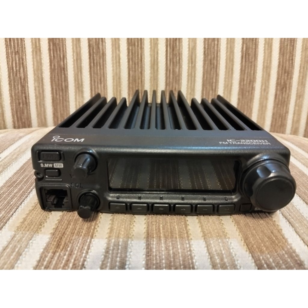 Rig Icom IC-2200H layar black