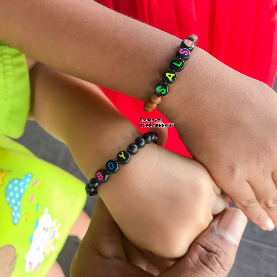 Gelang Nama Bayi Anak Custom Manik & Kokka Asli Tali Karet Elastis Kayu Kaukah Bulat Balita Newbrown