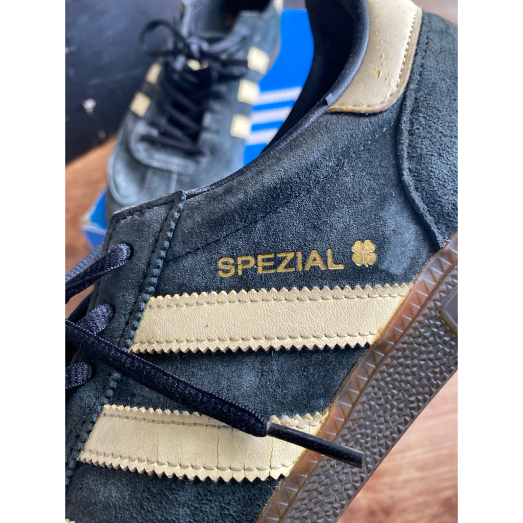 Adidas Spezial edisi St. Patrick's Day warna black-guinness.