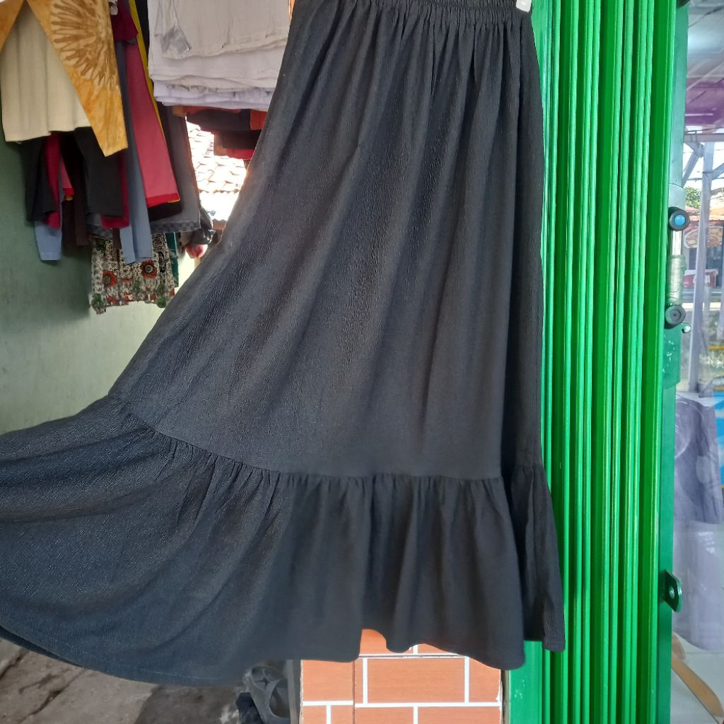 Myrubylicious Rok Ruffle Hitam Pinggang Karet