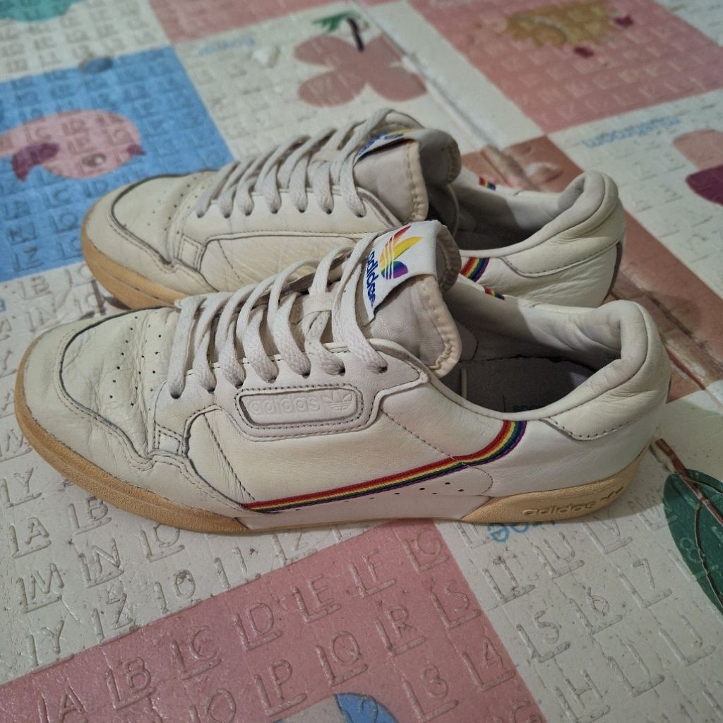 AdIDaSs CoNtInEnTaL Size 42 / 26 cm