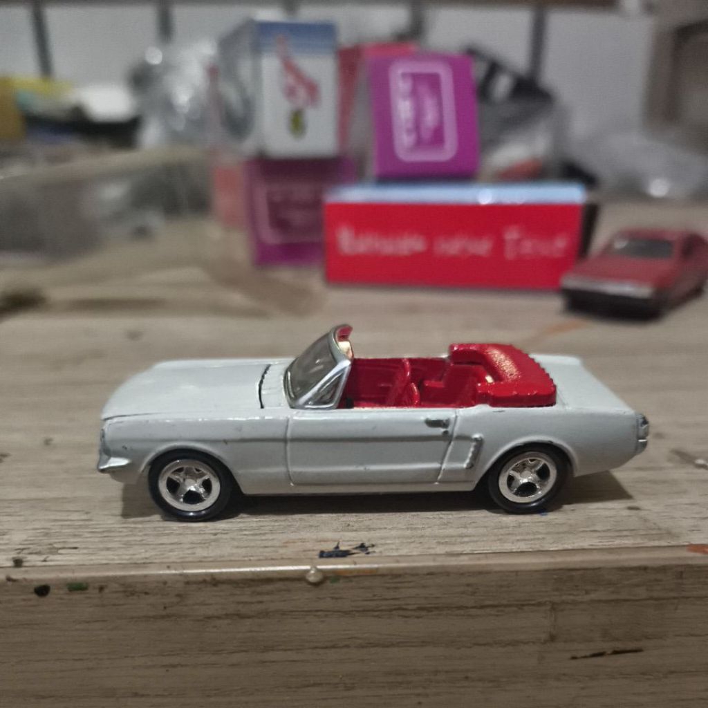 1998 JL  JOHNNY LIGHTNING Ford Mustang  JAMESBOND GOLDFINGER