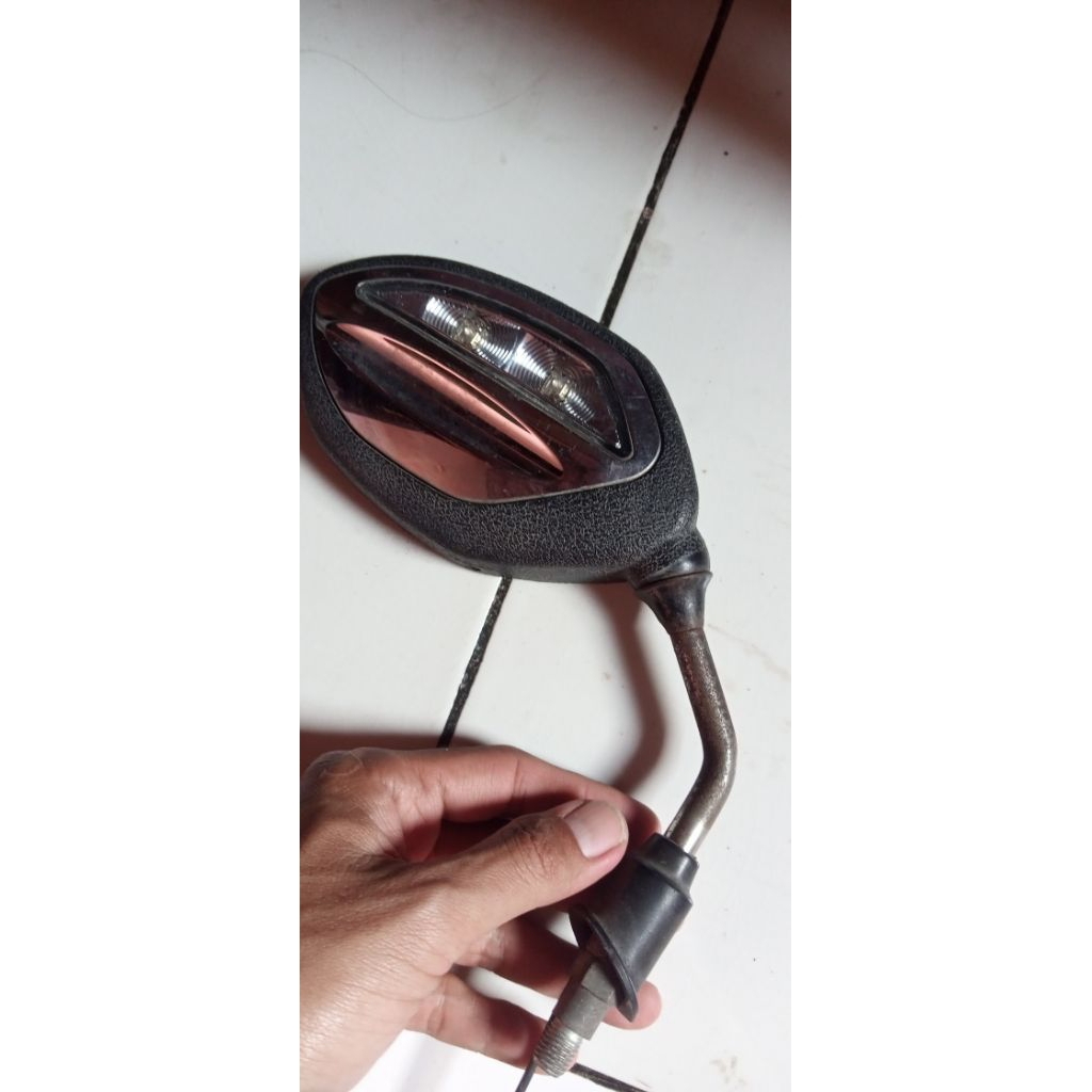 spion Honda beat lampu led sebelah kanan normal