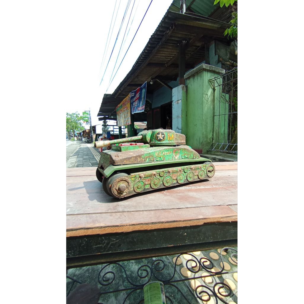 Mainan tank antik besi