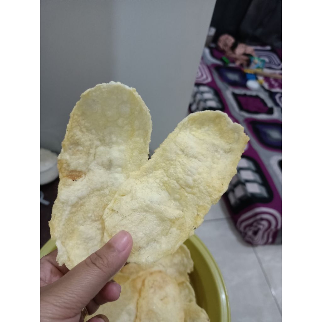 krupuk singkong mentah (krepek tette khas Pamekasan)