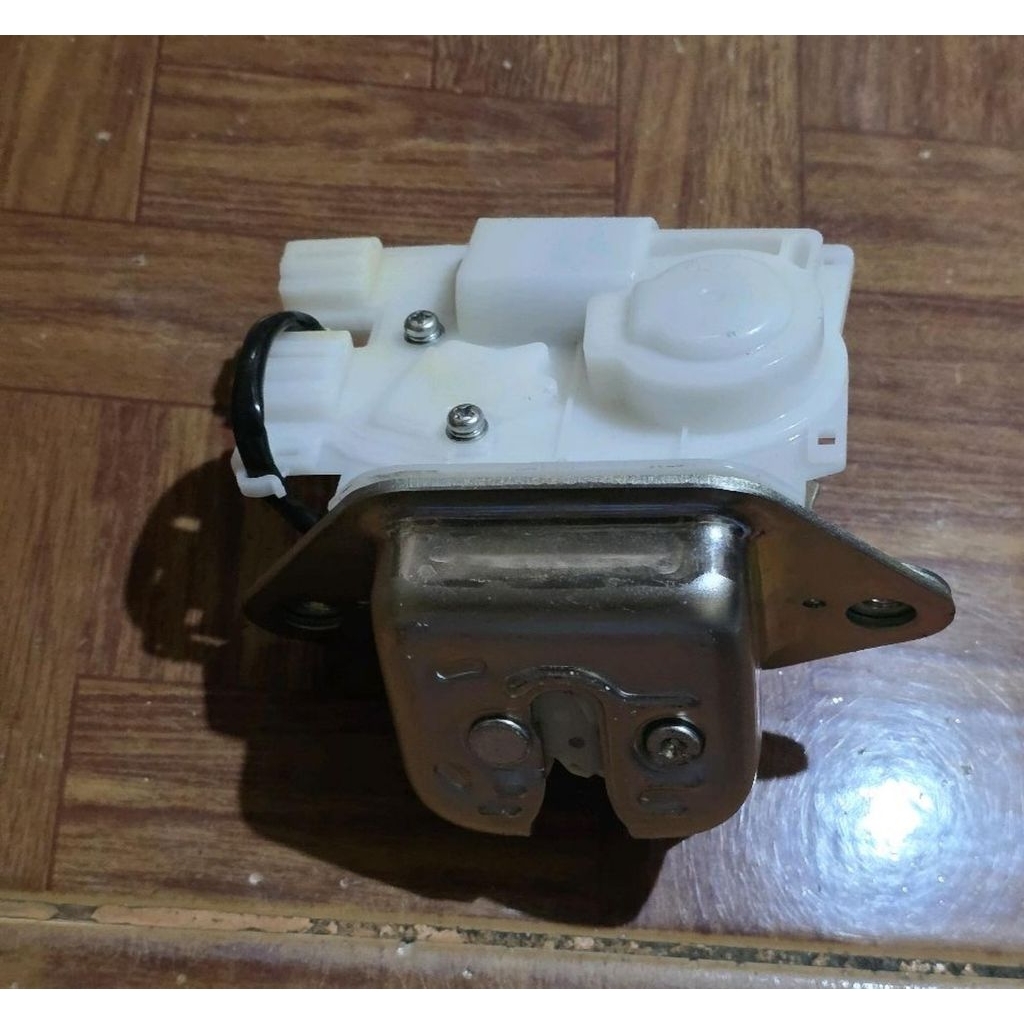 Door lock pintu bagasi belakang jazz rs mobilio brio freed brv asli