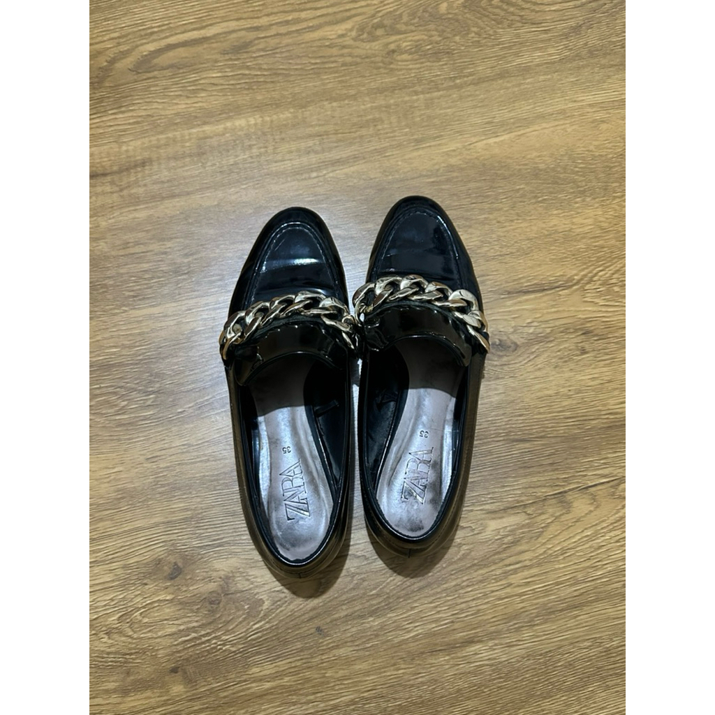 ZARA CHAIN LOAFERS BLACK PATENT - SEPATU PANTOFEL WANITA MEWAH PRELOVED with Gold Chain Detail - Ele