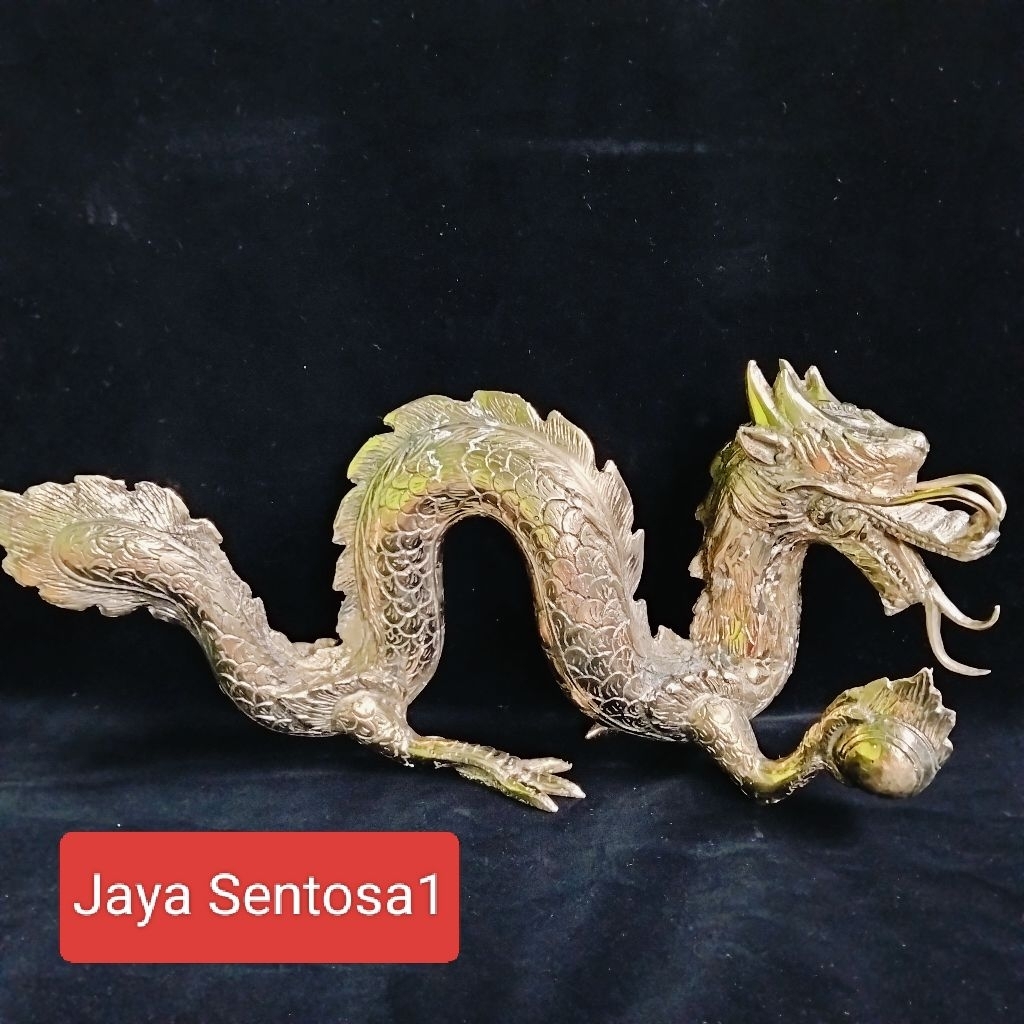 Patung naga kuningan besar