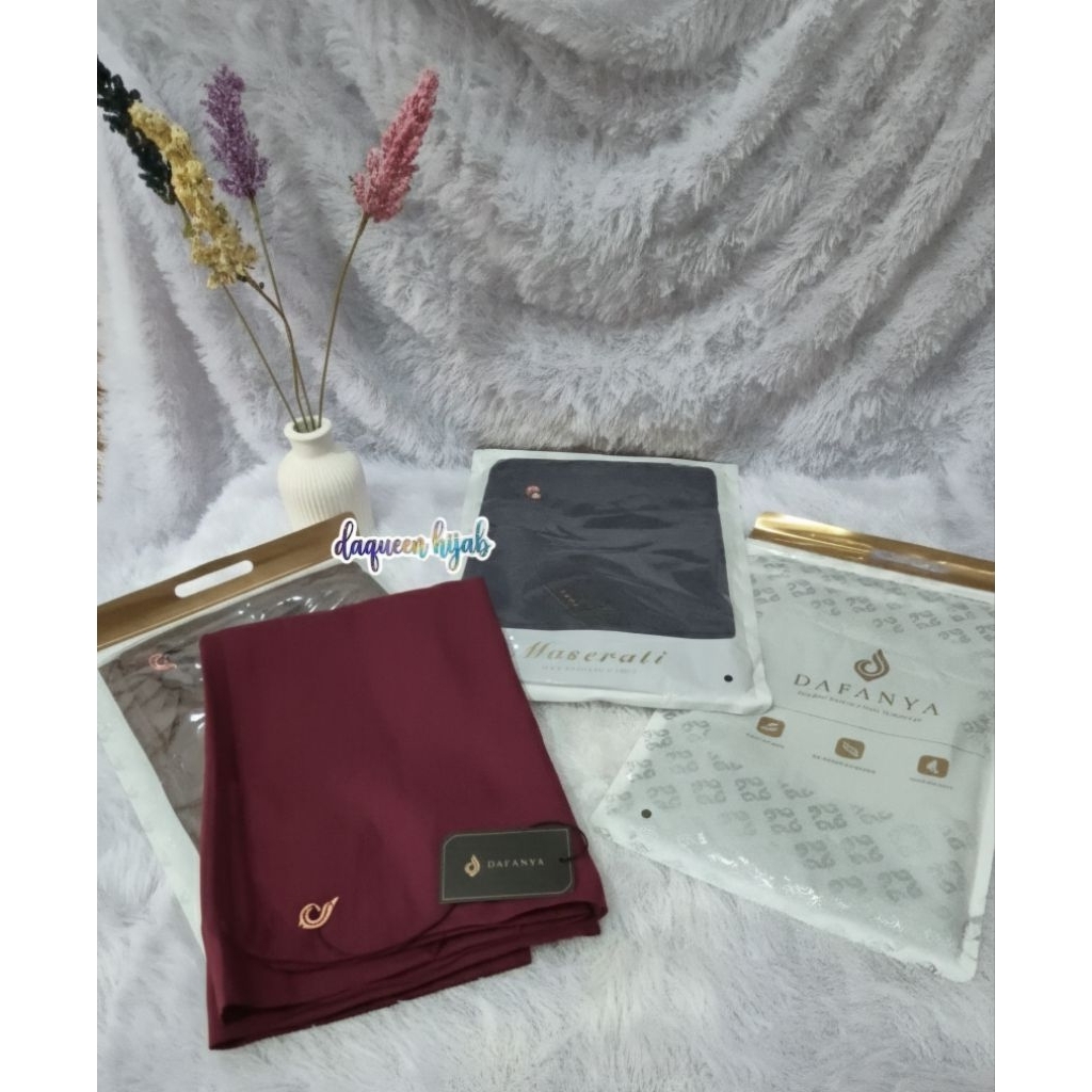 Dafanya Scarf - Hijab Segiempat Polos Tepi Jahit Rapi