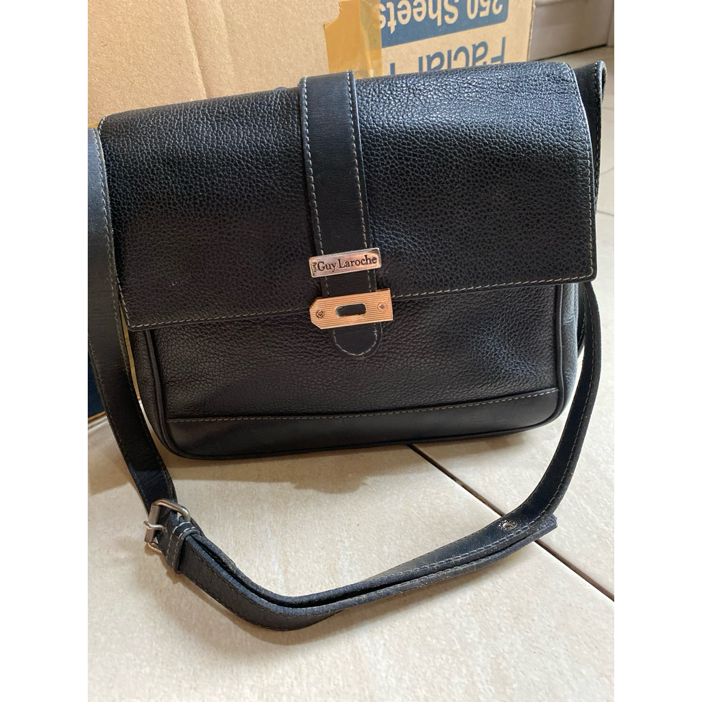 Guy Laroche sling bag hitam