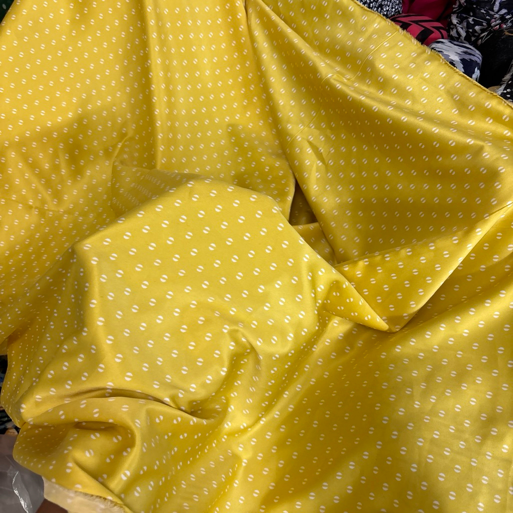 Bahan Kain Satin Silk Motif Polkadot Lonjong Kuning Lemon - Kain Meteran High Quality untuk Tunik & 