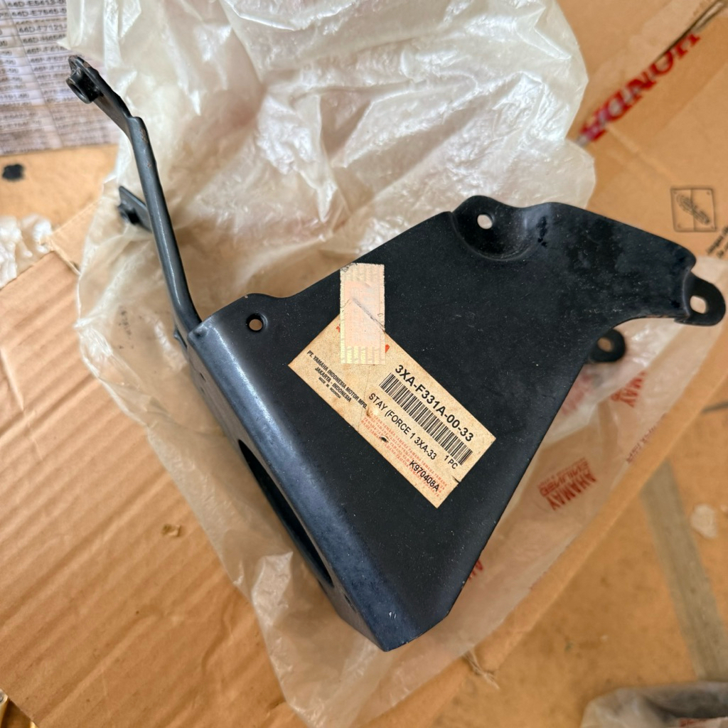 Dudukkan panel depan yamaha F1. 3XA-F331A-00-33