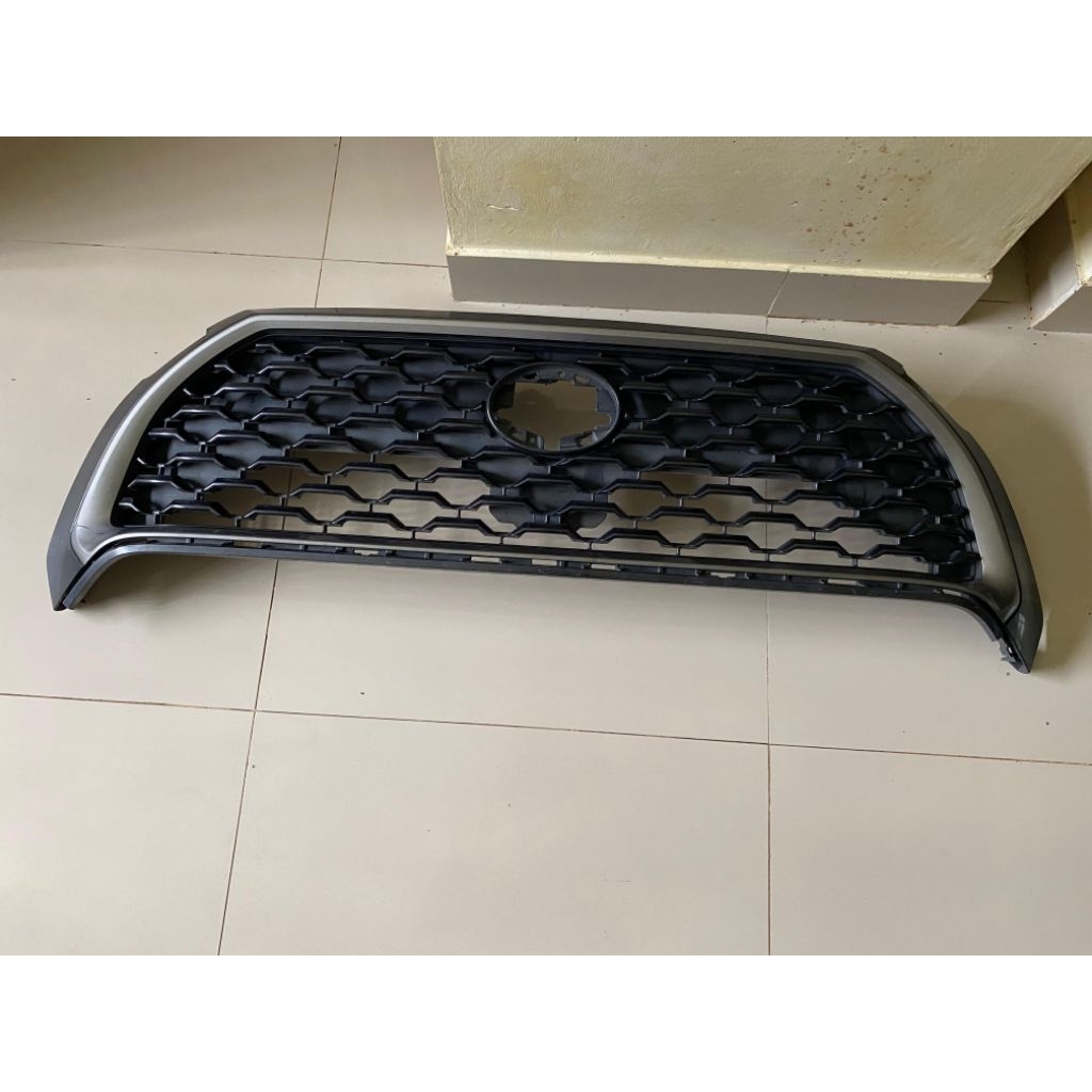Grill gril lambang depan all new Toyota Corolla cross 2021 2024 original
