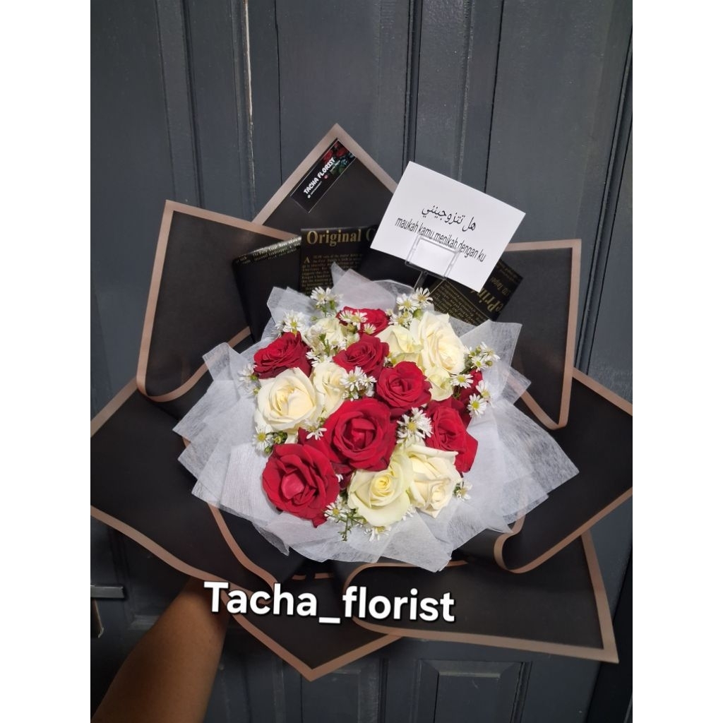 buket bunga mawar merah putih segar