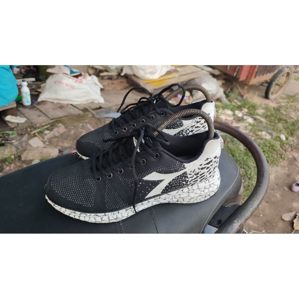 Sepatu diadora second