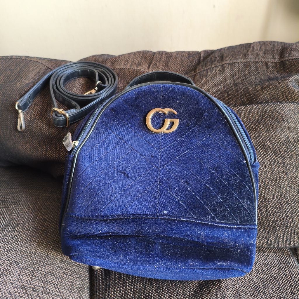 CG Fladeo Mini Bag
bahan bludru navy
ada tali panjang
bisa digunakan selempang dan ransel
size P. 22
