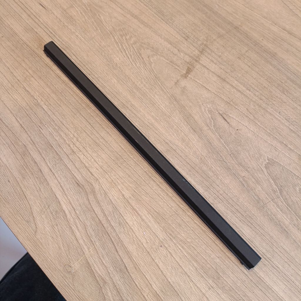 Tutup Engsel Hinges MSI GF63 THIN Kondisi second masih bagus