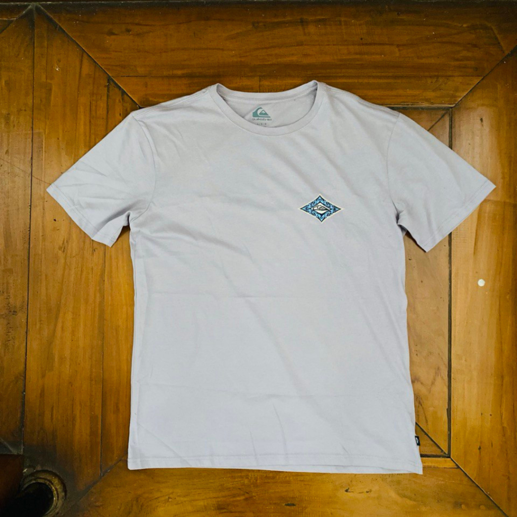 Quiksilver Kaos Lengan Pendek Pria Original Origins SS ID SKG0 Bahan Cotton Reguler Fit Warna Abu-ab