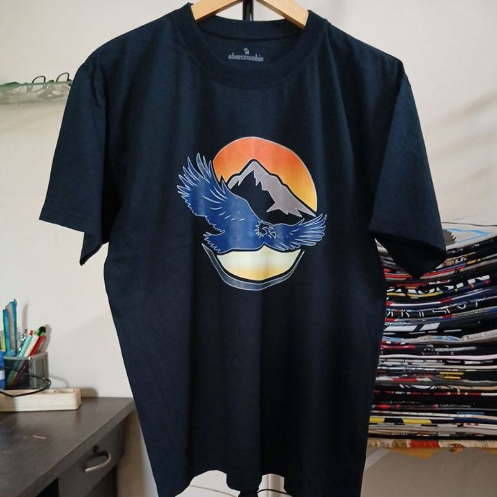 Kaos katun tebal warna navy pekat kerah kencang built up tanpa jahitan samping ABERCROMBIE second Or