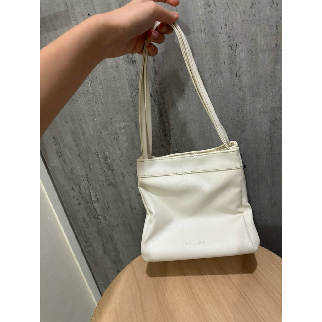 ROOSY OFFICIAL HOLMES VANILLA COLOUR HAND BAG NOT TIA THIS IS APRIL ITTAHERL POVILO SNY THE LABEL